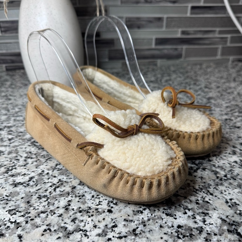 Minnetonka Cozy Tan Leather Moccasin Slippers Size 6